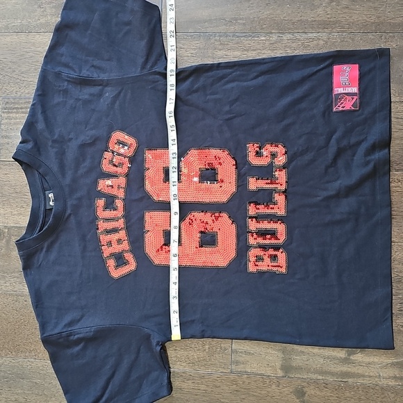 CHICAGO Bulls 66 Sequined UltraGame NBA Black T Shirt Size Small Black Red - Picture 4 of 7